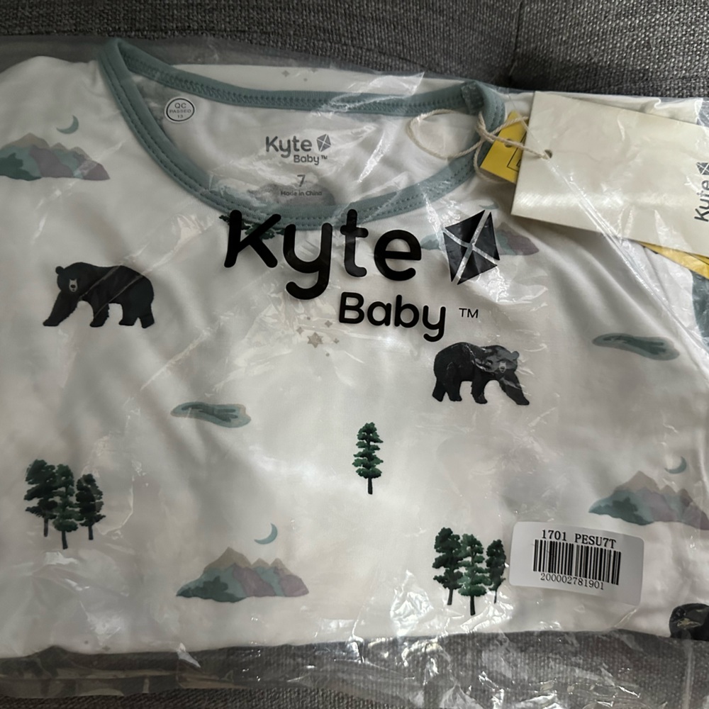 NWT Kyte summit exclusive print size 7 long sleeve PJ set